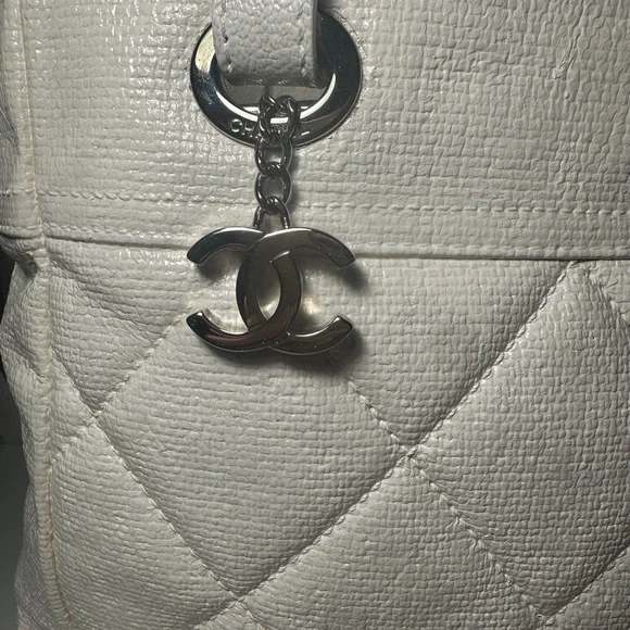 CHANEL Ivory Quilted Tote Bag - Picture 2 of 16